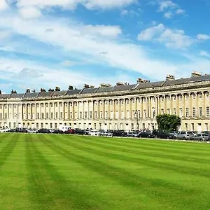 Stunning Royal Crescent With 3 Bedrooms Bath